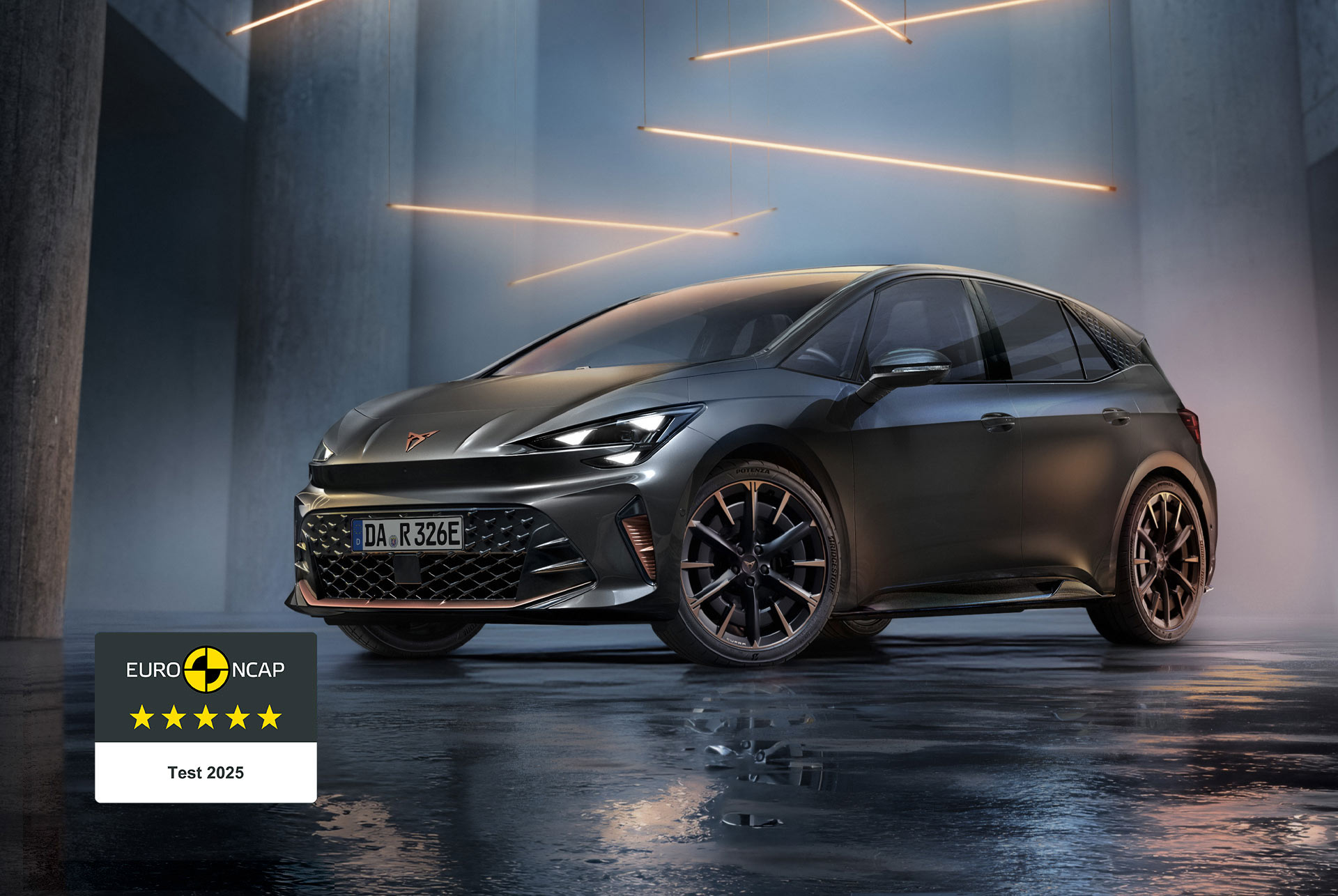 Der CUPRA Born zeigt seine markante elektrische Front mit Sharknose-Design und sportlicher Präsenz.
