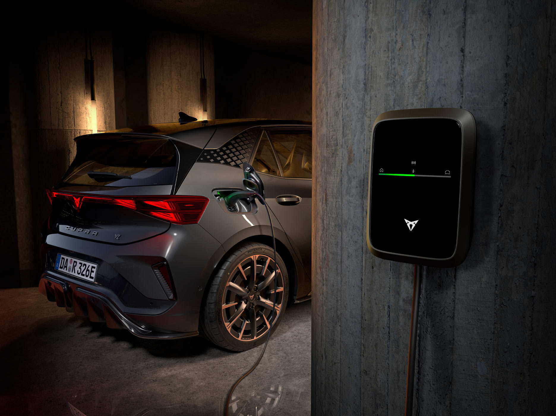 Der CUPRA Born lädt in einer privaten Garage an einer Wallbox und steht für komfortables, effizientes Laden im Alltag zu Hause.