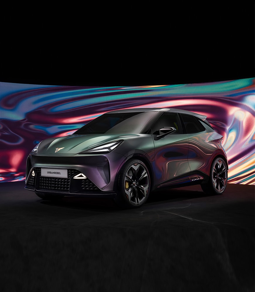 Innenraum des neuen CUPRA Leon 2024, mit Infotainment-Bildschirm, Sportsitzen sowie Beifahrer- und Fahrersitz.