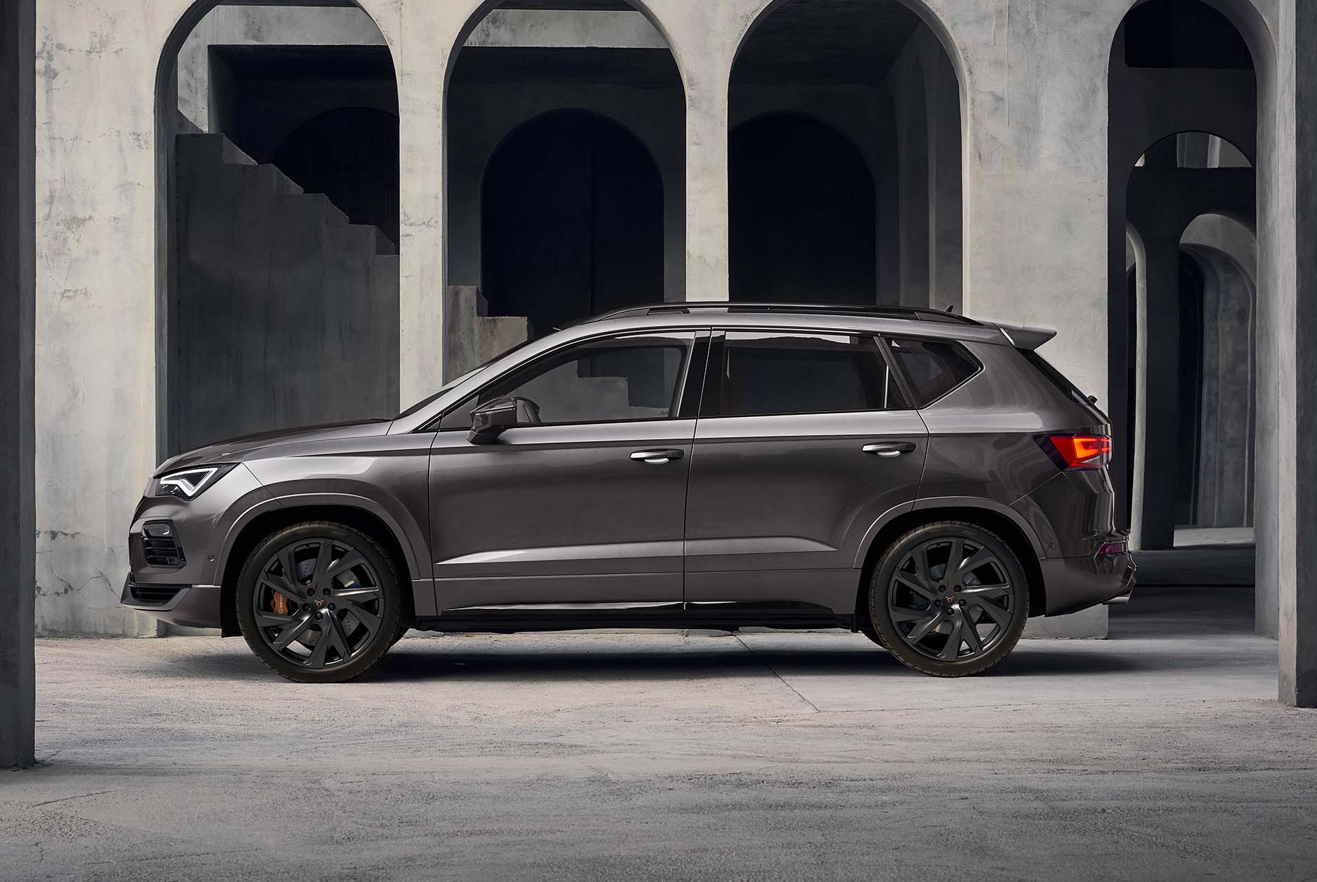Seitenansicht des CUPRA Ateca, mit Fokus auf den 300-PS-Motor des Fahrzeugs.