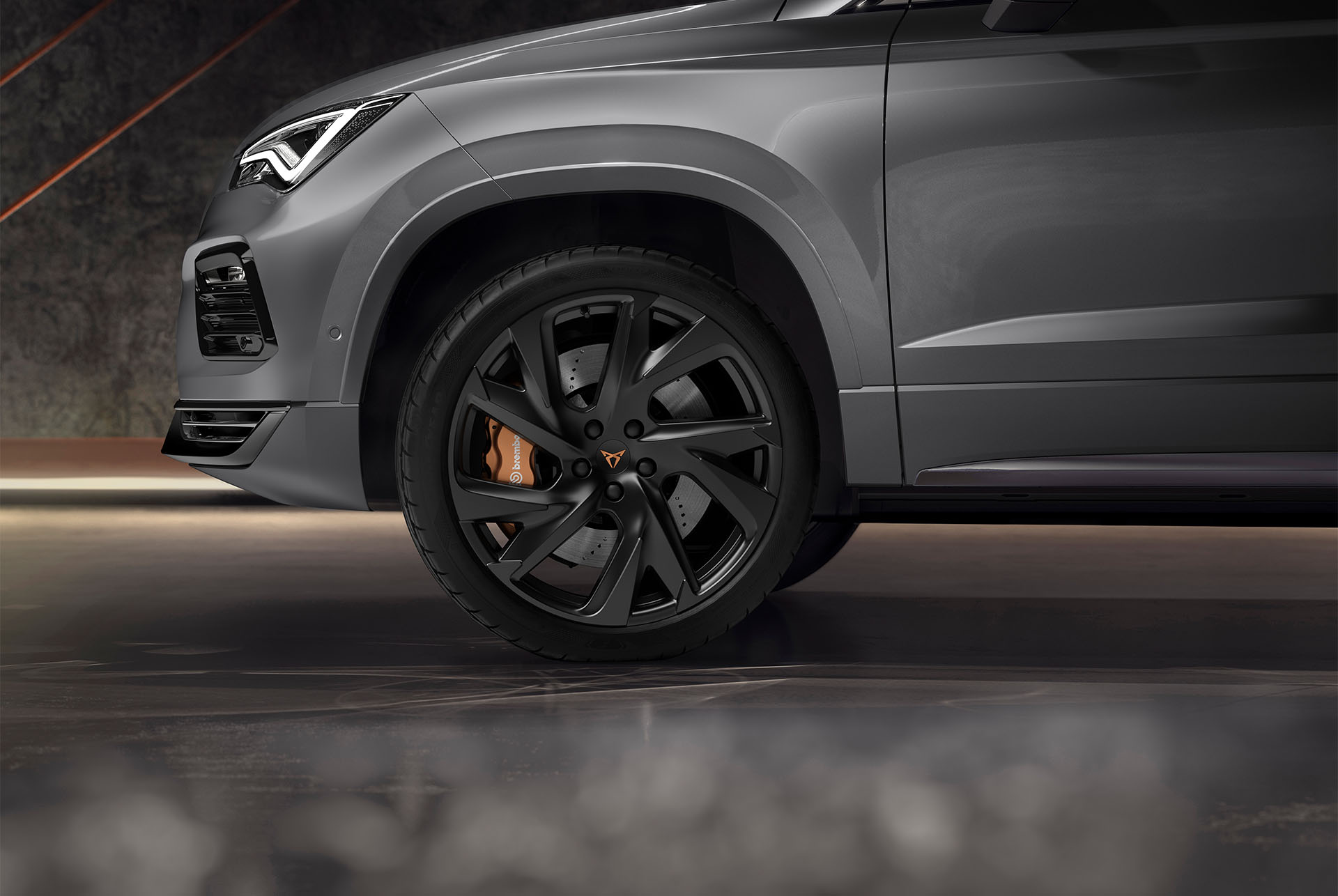 Nahaufnahme der Hochleistungsbremsen des CUPRA Ateca mit Brembo-Bremssätteln, die für ihre preisgekrönte Bremskraft bekannt sind.