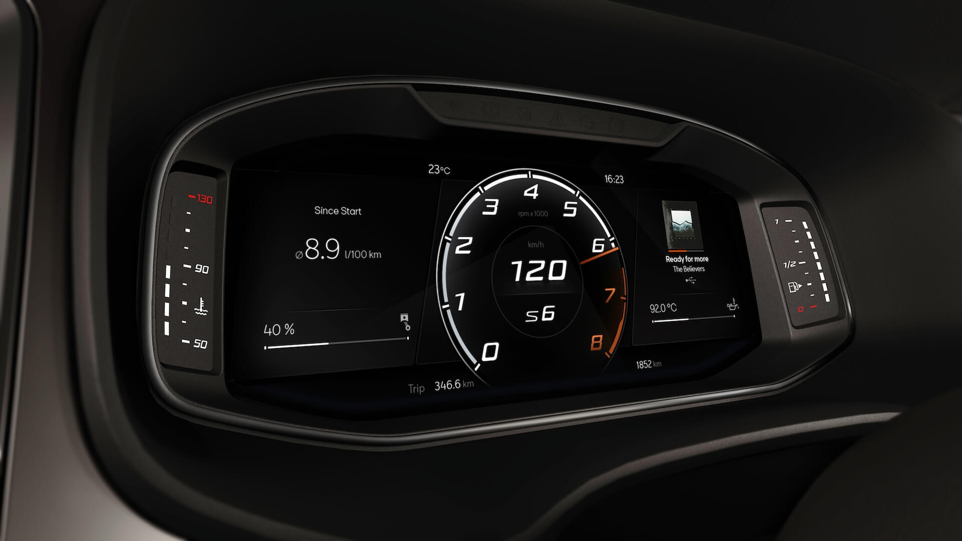 Nahaufnahme des Digital Cockpits im CUPRA Ateca, das Echtzeit-Fahrdaten und Geschwindigkeitsinformationen für den Fahrer anzeigt.