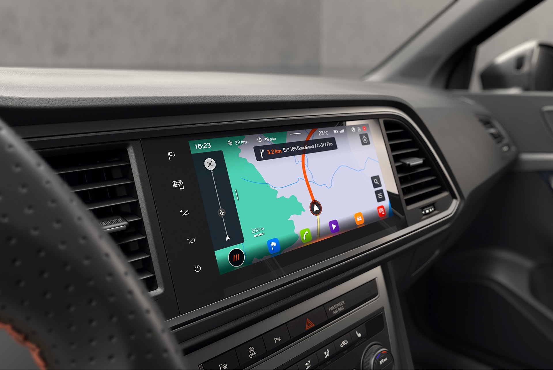 Nahaufnahme des Navigationssystems im CUPRA Ateca, das eine vollständig onlinebasierte Navigation mit klarer und detaillierter Kartenansicht für präzise Routenführung zeigt