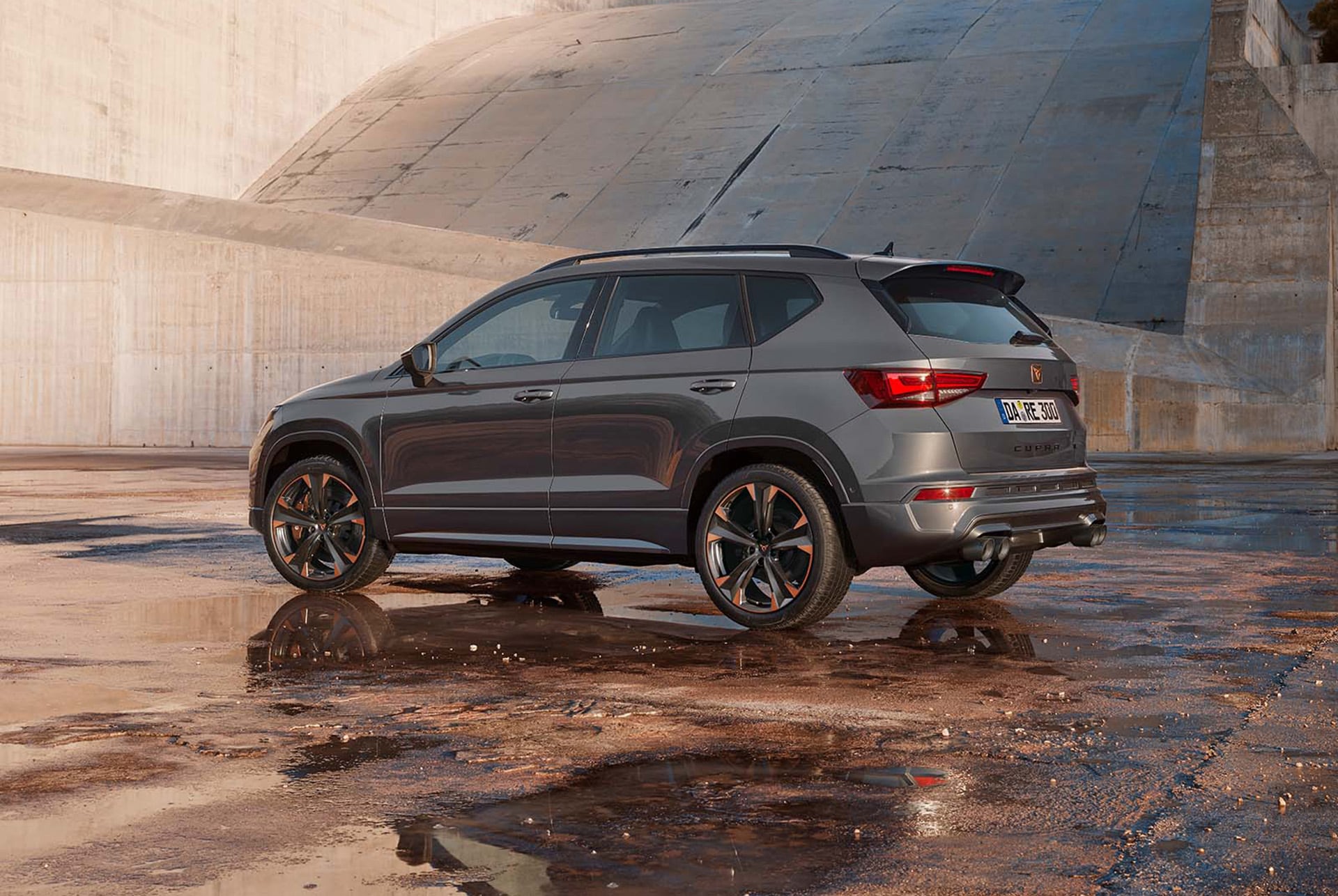 Heckansicht des CUPRA Ateca, die seine hochwertige Verarbeitung, Geräumigkeit und das moderne Außendesign hervorhebt.