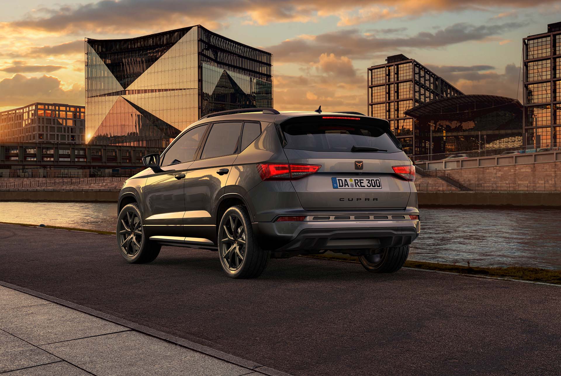 Heckansicht des CUPRA Ateca SUVs bei Sonnenuntergang, mit Fokus auf den neuen, niedrigeren Frontgrill mit Luftkappen und den neuen Heckdiffusor, die beide das äußere Design verstärken und die Aerodynamik optimieren.
