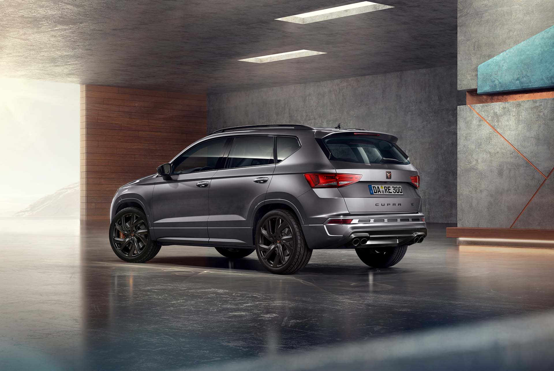 Heckansicht eines grauen CUPRA Ateca VZ SUV, ausgestattet mit 300 PS, 6 Fahr-Modi und optionalen Brembo-Bremsen.