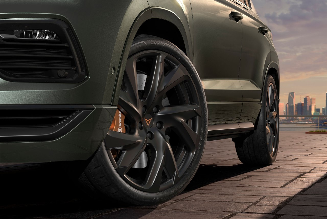 CUPRA Ateca mit vorderen Schutz-Schmutzfängern, die dafür entwickelt wurden, Schmutz zu vermeiden und die Unterseite des Fahrzeugs vor gefährlichen Stößen zu schützen.