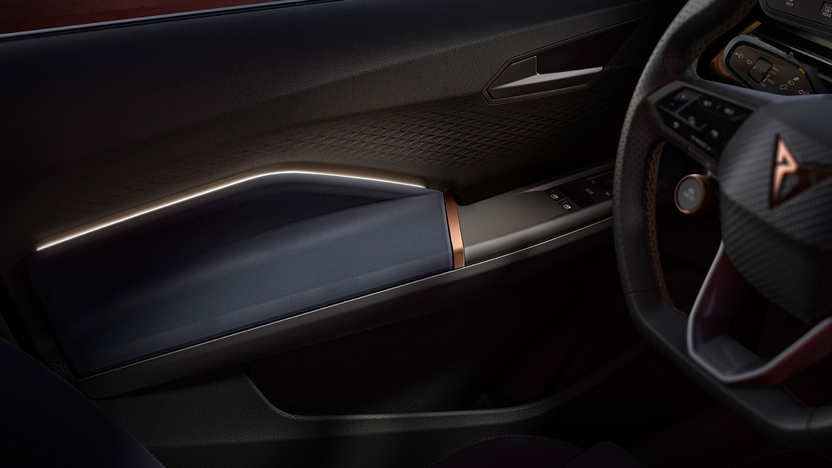 CUPRA Born 2024, Innenansicht der Fahrertür mit dem CUPRA Lenkrad.