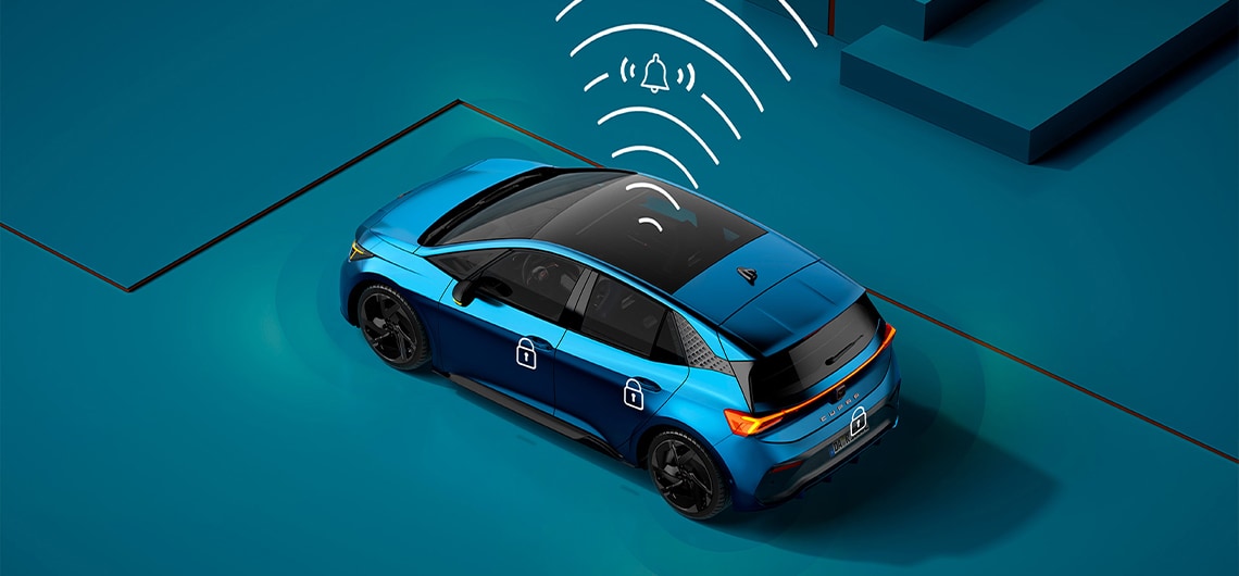 CUPRA Born in der Farbe Aurora Blue mit Autoalarmanlage.