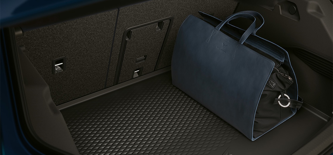 CUPRA Born Innenansicht des Kofferraums mit einer Tasche darauf.