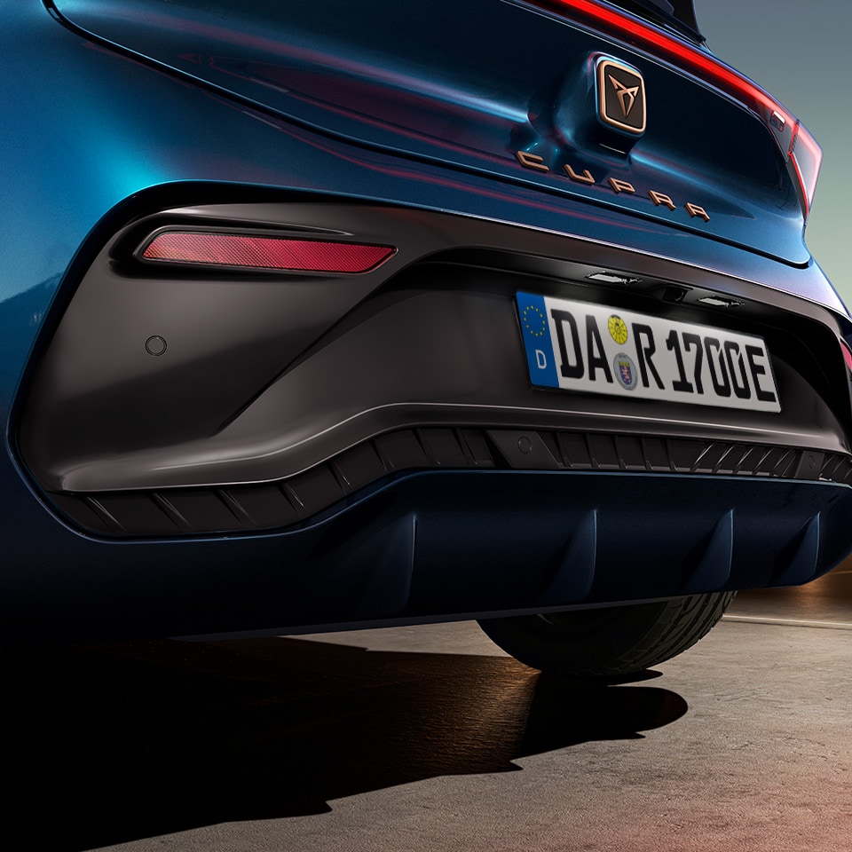 CUPRA Born in der Farbe Aurora Blue mit Heckstoßstange.