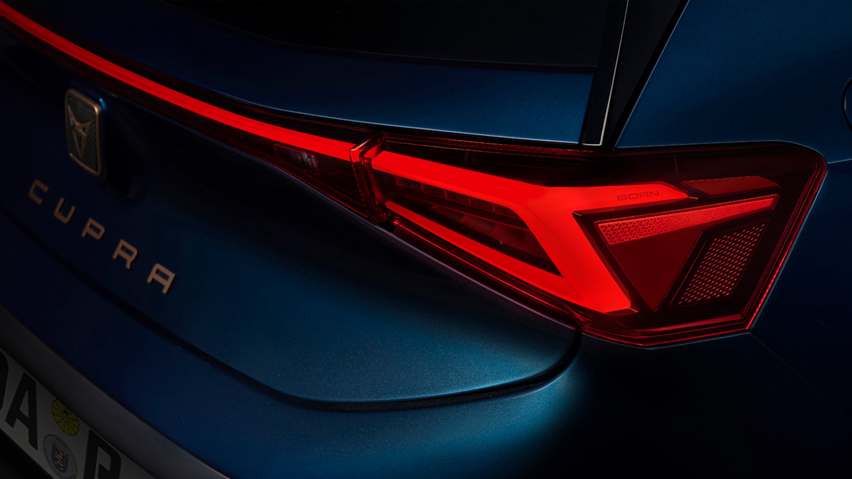 Detailaufnahme der CUPRA Born Rücklichter mit dem CUPRA Logo.