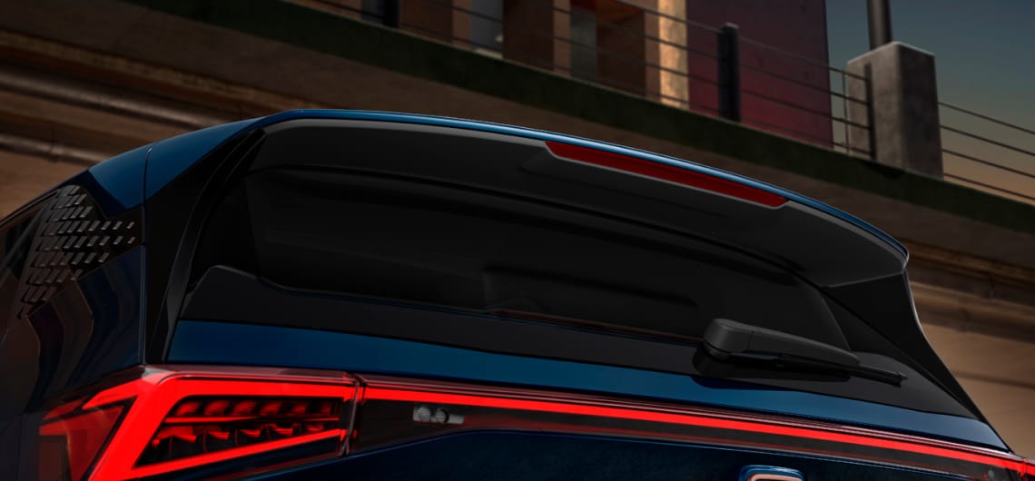 Rückansicht des blauen CUPRA Born mit den Coast-to-coast Rücklichtern.