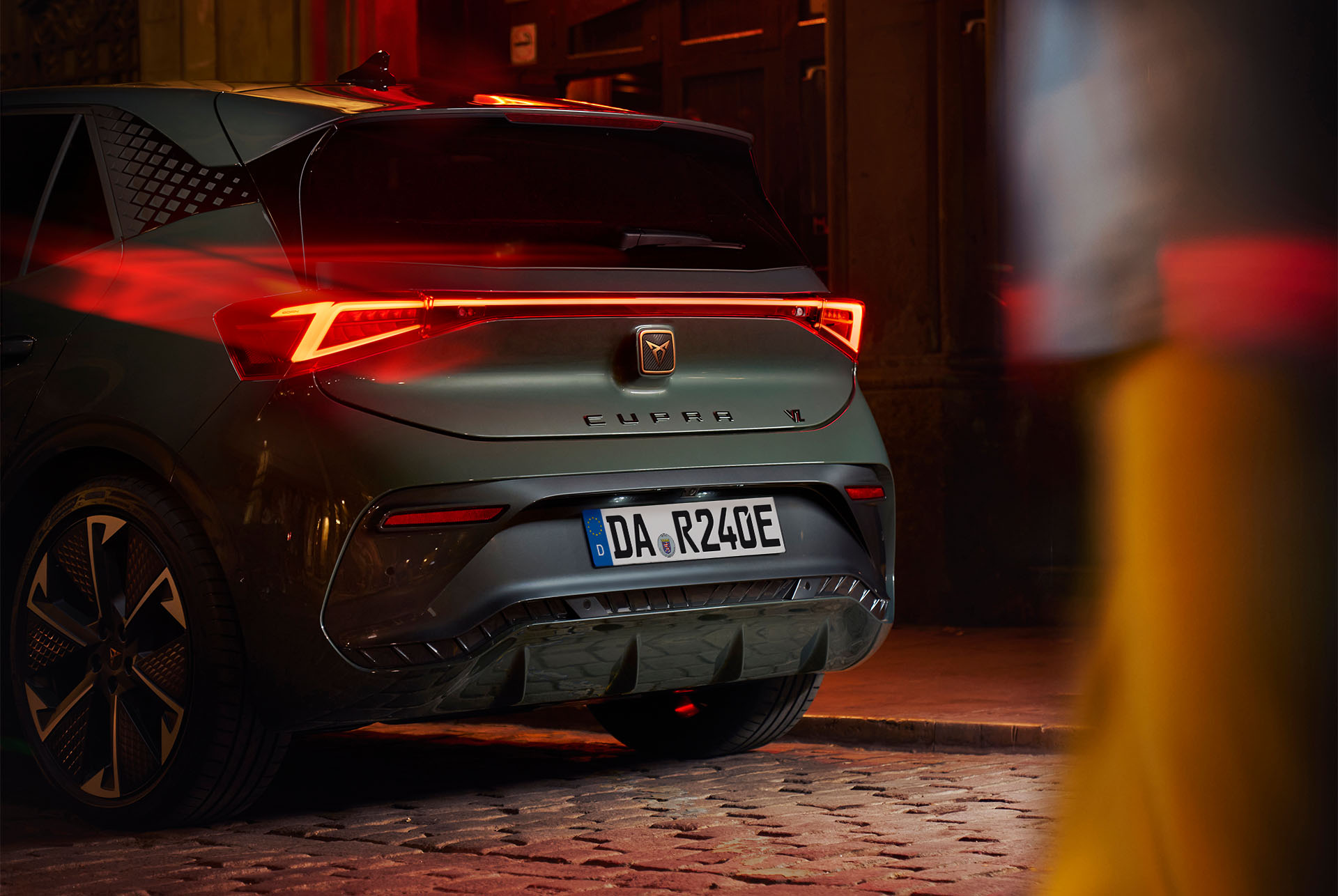 CUPRA Born in Dark Forest Green geparkt in urbaner Umgebung.