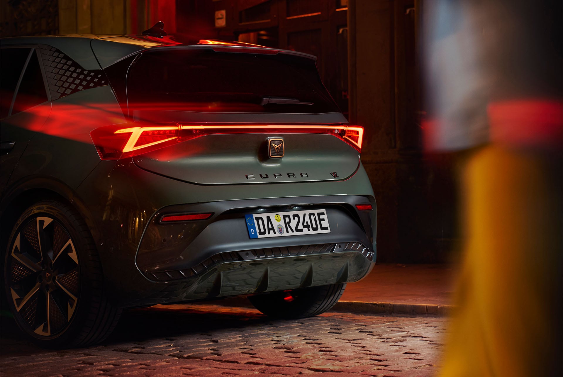CUPRA Born in Dark Forest Green geparkt in urbaner Umgebung.