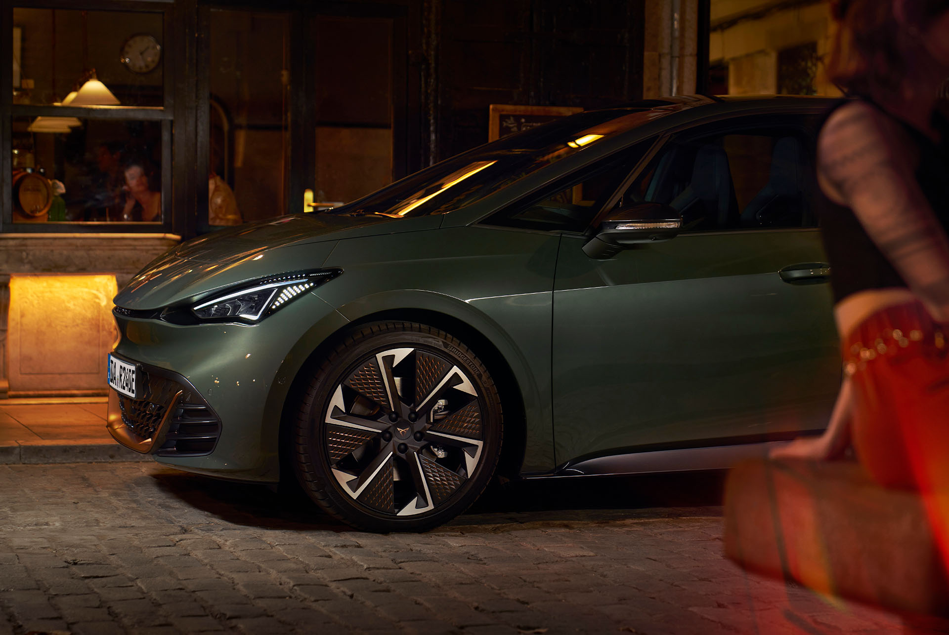 CUPRA Born VZ in Dark Forest Green in urbaner Umgebung