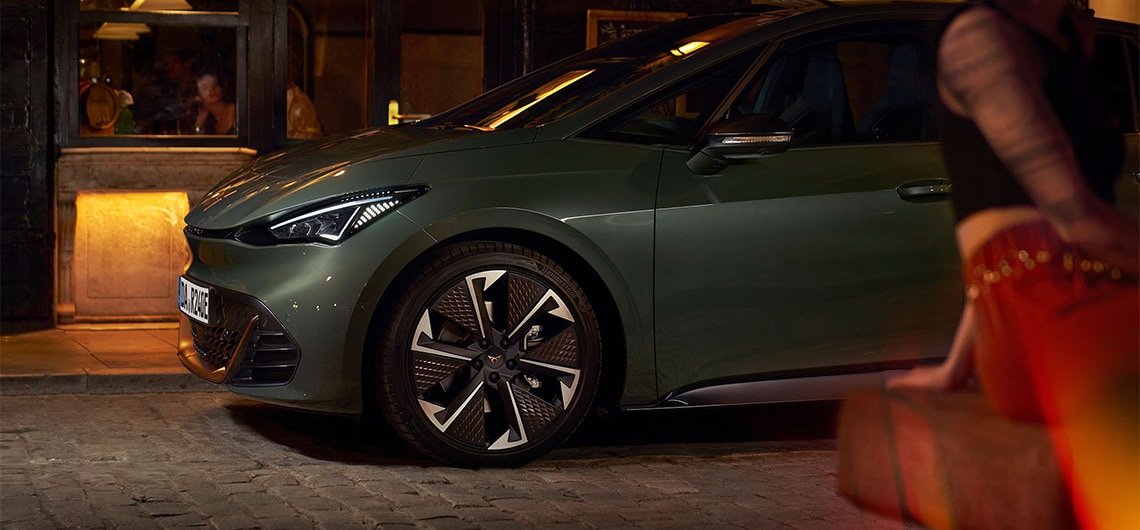 CUPRA Born VZ in Dark Forest Green in urbaner Umgebung