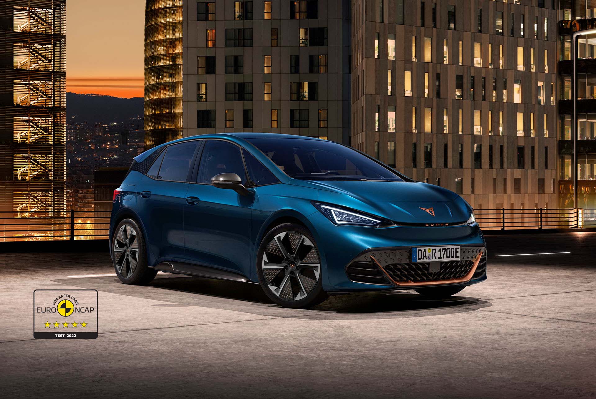 Der CUPRA Born in Aurora Blue mit den Thunderstorm Leichtmetallrädern vor urbaner Kulisse.