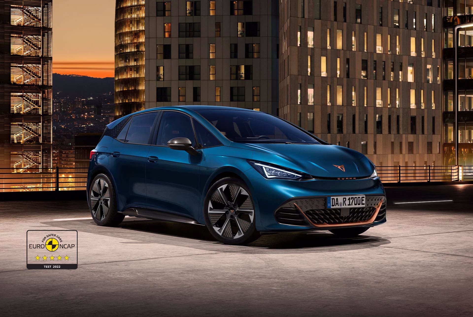 Der CUPRA Born in Aurora Blue mit den Thunderstorm Leichtmetallrädern vor urbaner Kulisse.
