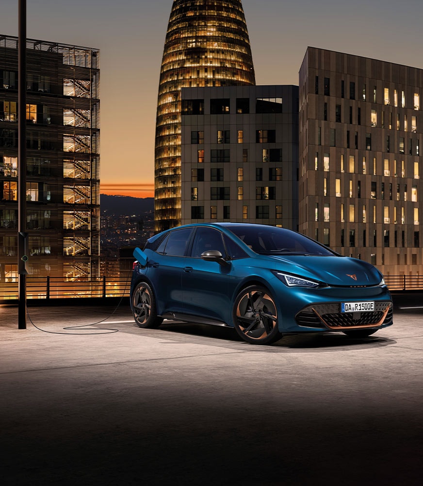 CUPRA%20Born%20aurora%20blue%20Parkhaus