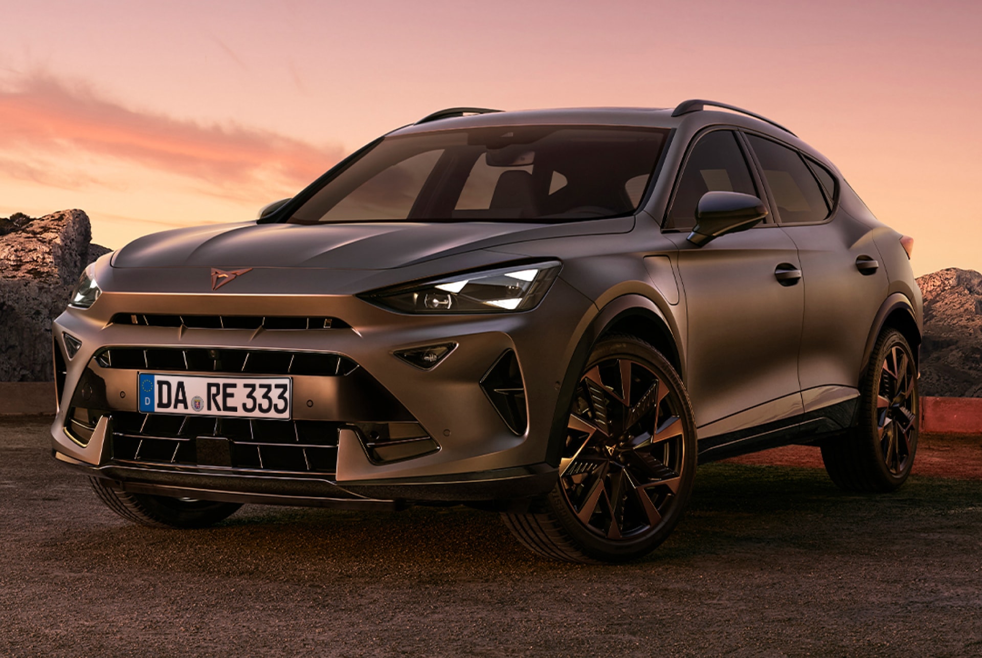 Vogelperspektive des CUPRA Formentor in Century Bronze Matt, geparkt auf glattem Beton.