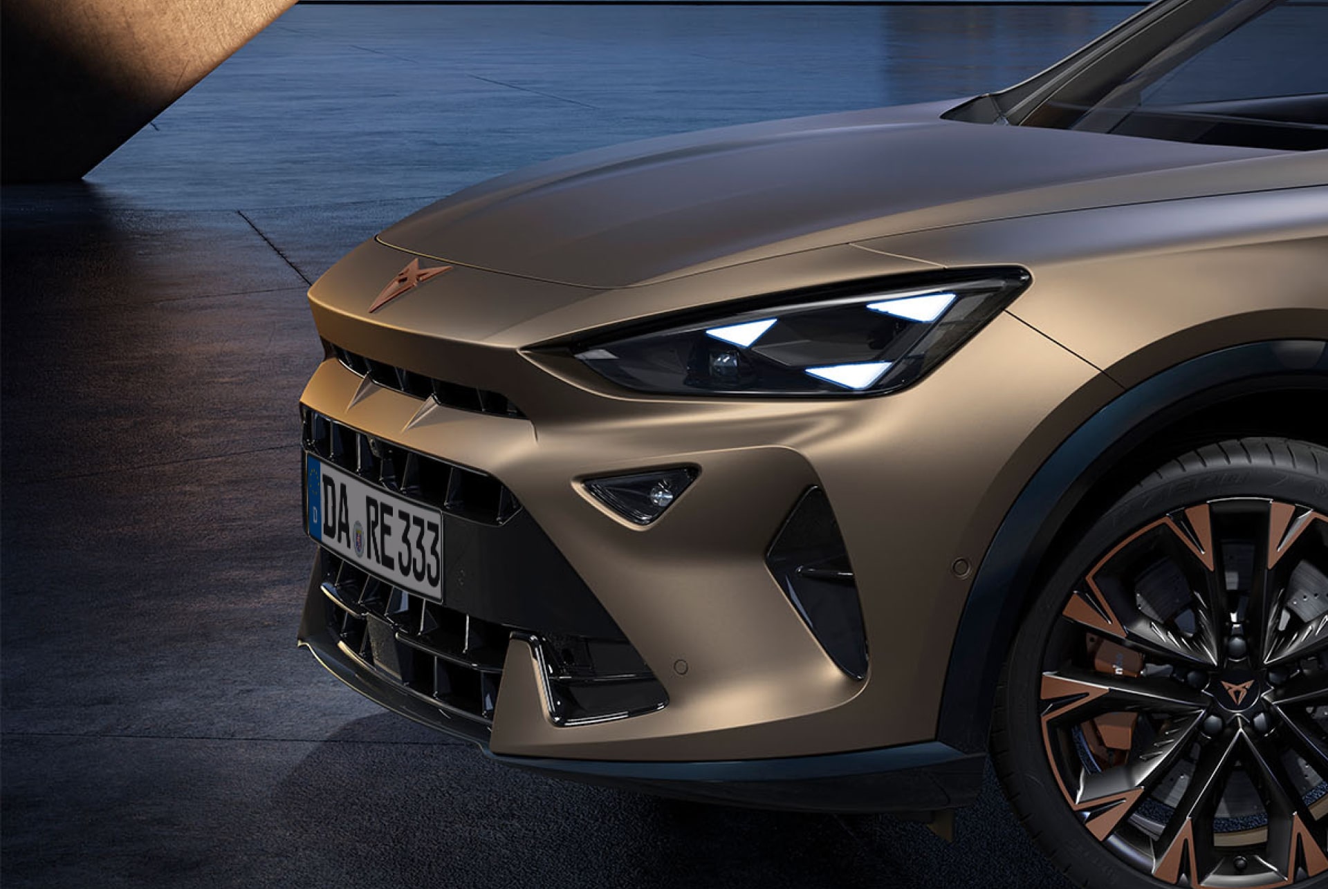 Vogelperspektive des CUPRA Formentor in Century Bronze Matt, geparkt auf glattem Beton.