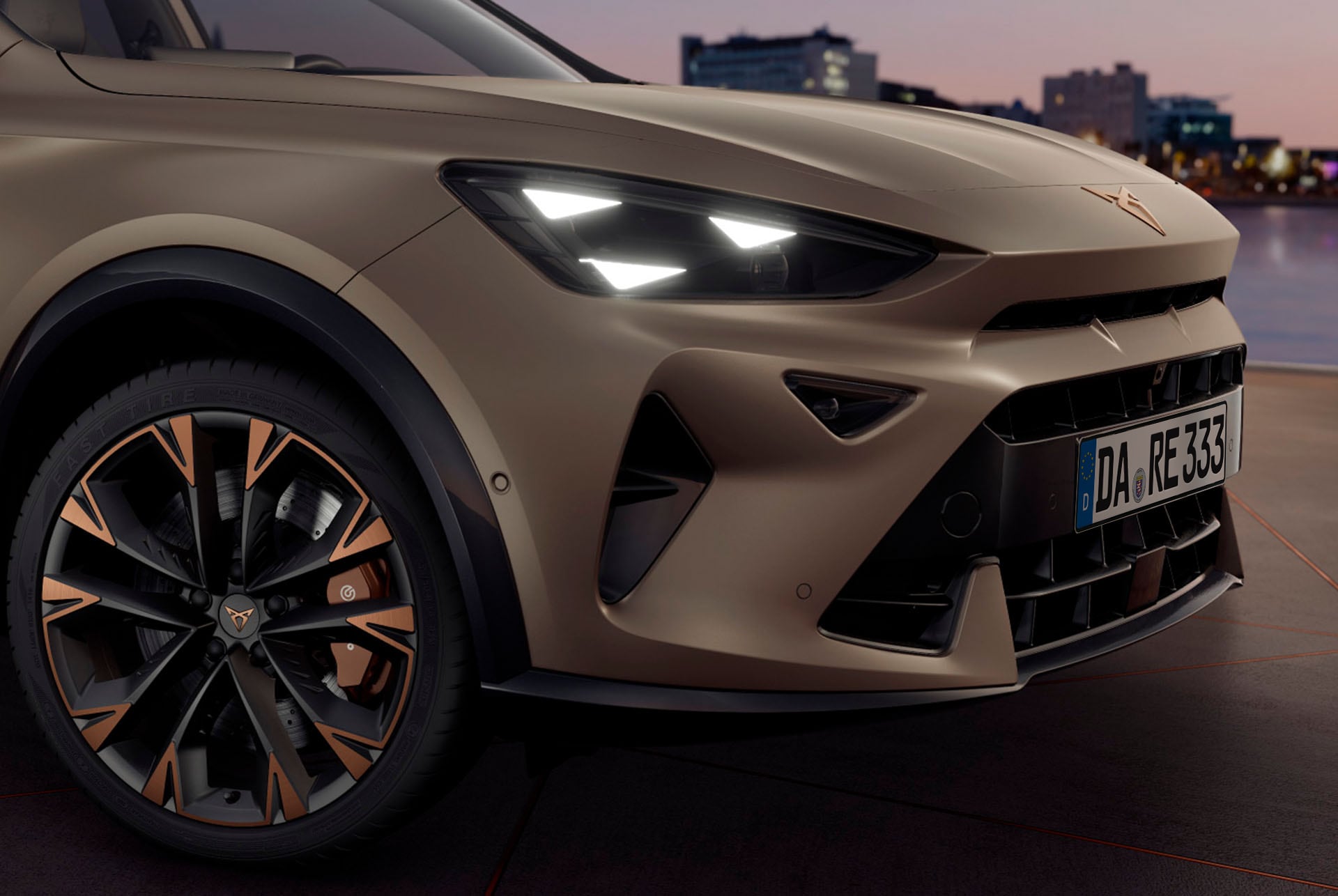 Vorderansicht des CUPRA Formentor in Bronze Matt, mit dem Kennzeichen und CUPRA Logo.