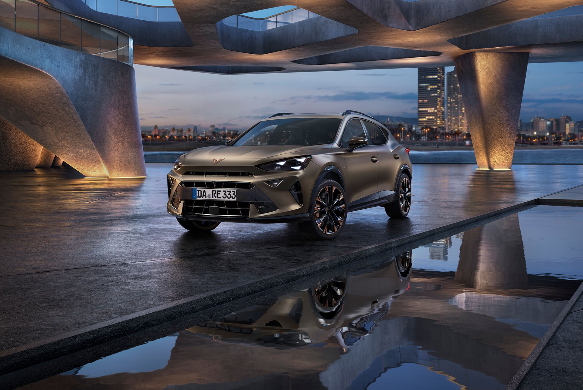 CUPRA Formentor in Century Bronze mit innovativer Lichtsignatur und markanter Front – ein SUV mit zukunftsweisender Technologie.