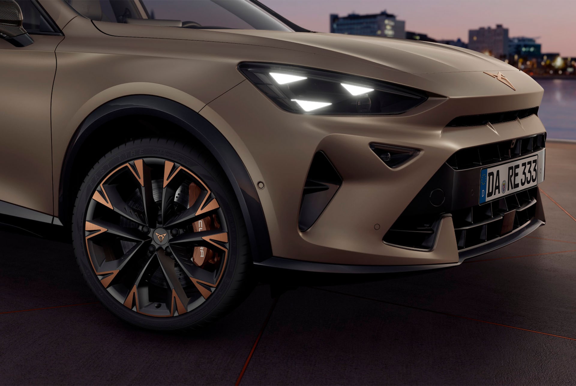 Außenansicht des neuen CUPRA Formentor mit kupferfarbenen Akzenträdern, Akebono-Bremsen, Außenspiegel, Reifen, LED-Scheinwerfern mit charakteristischem dreieckigem LED-Licht und CUPRA-Logo.