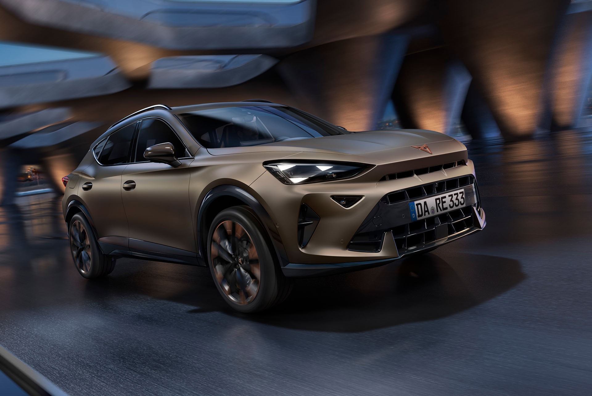 CUPRA Formentor in mattem Bronze-Farbton, in Bewegung mit Torque-Splitter. Verschwommene Skyline und architektonische Elemente.