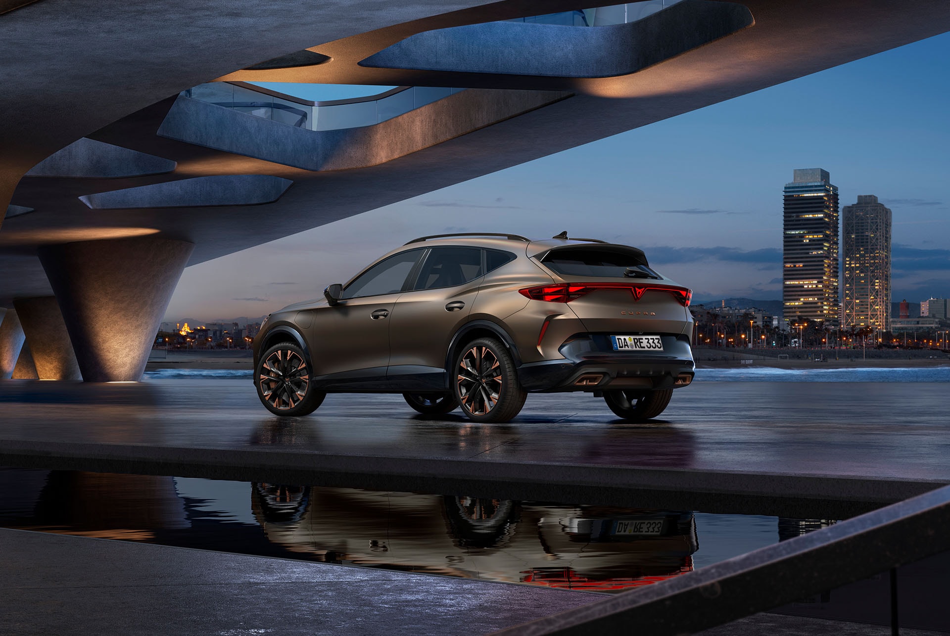 Der neue CUPRA Formentor in Century Bronze – sportliches SUV-Design mit markanten Heckleuchten und aerodynamischen Linien.