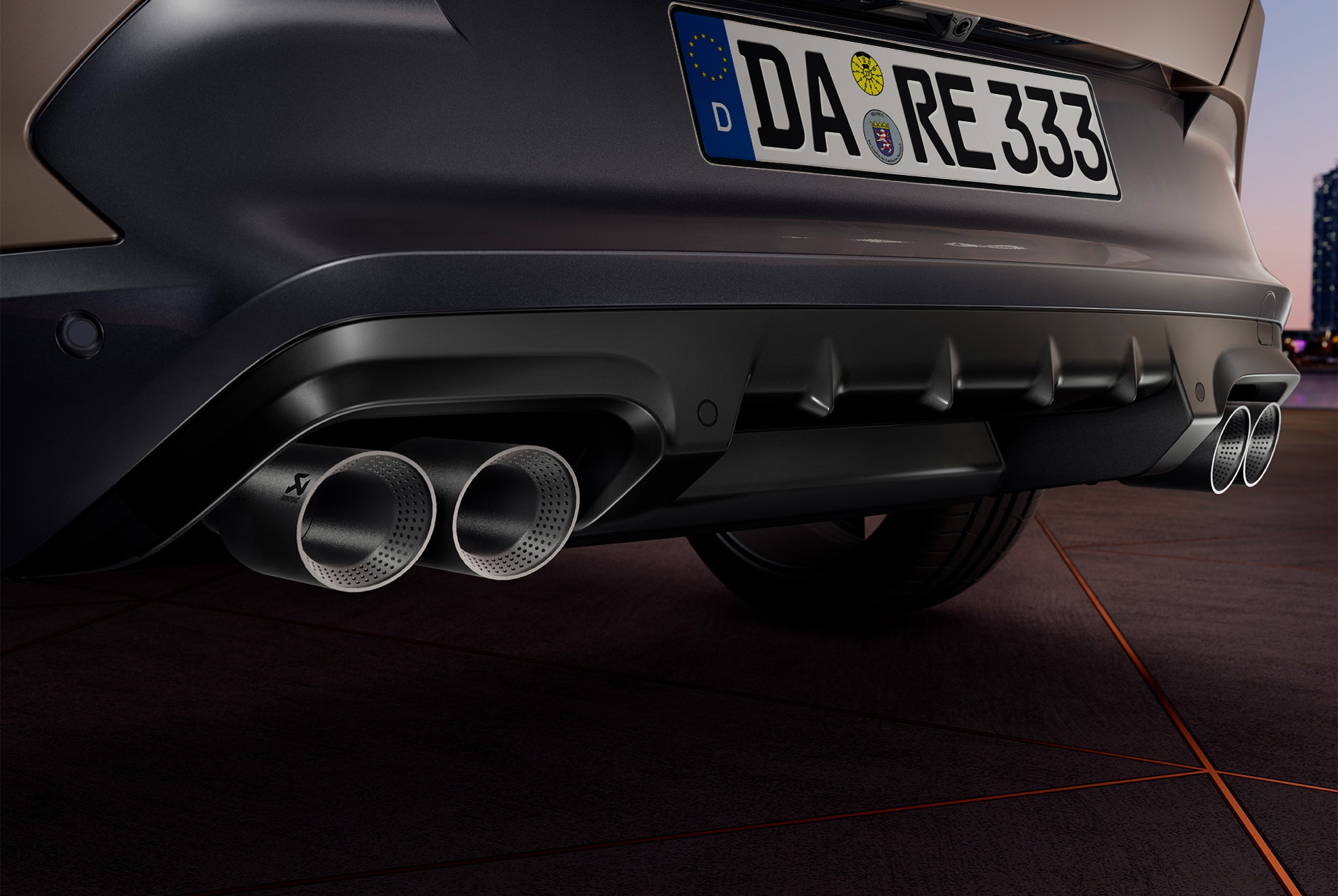 Nahaufnahme des Hecks eines CUPRA Formentor. Das Auto ist in Bronze matt lackiert und hat ein sportliches Design mit Vierfach-Auspuffanlagen.