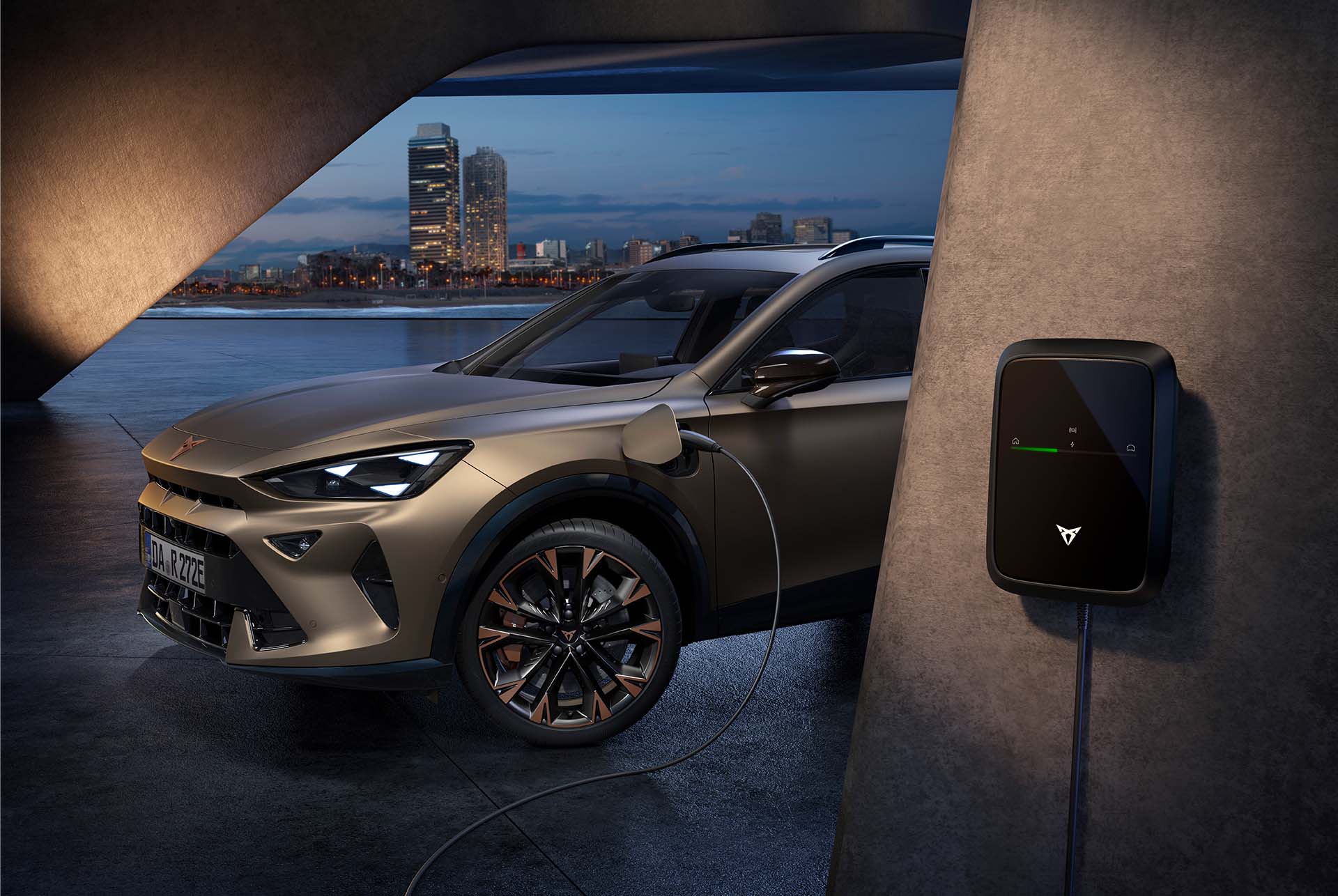 Der CUPRA Formentor an einer Wallbox – elektrifizierte Leistung für die Zukunft der Mobilität.