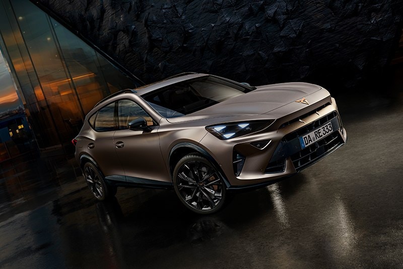 Seitenansicht eines CUPRA Formentor VZ Black Edition, mit matt schwarzen Felgen und vorderem Stoßfänger.