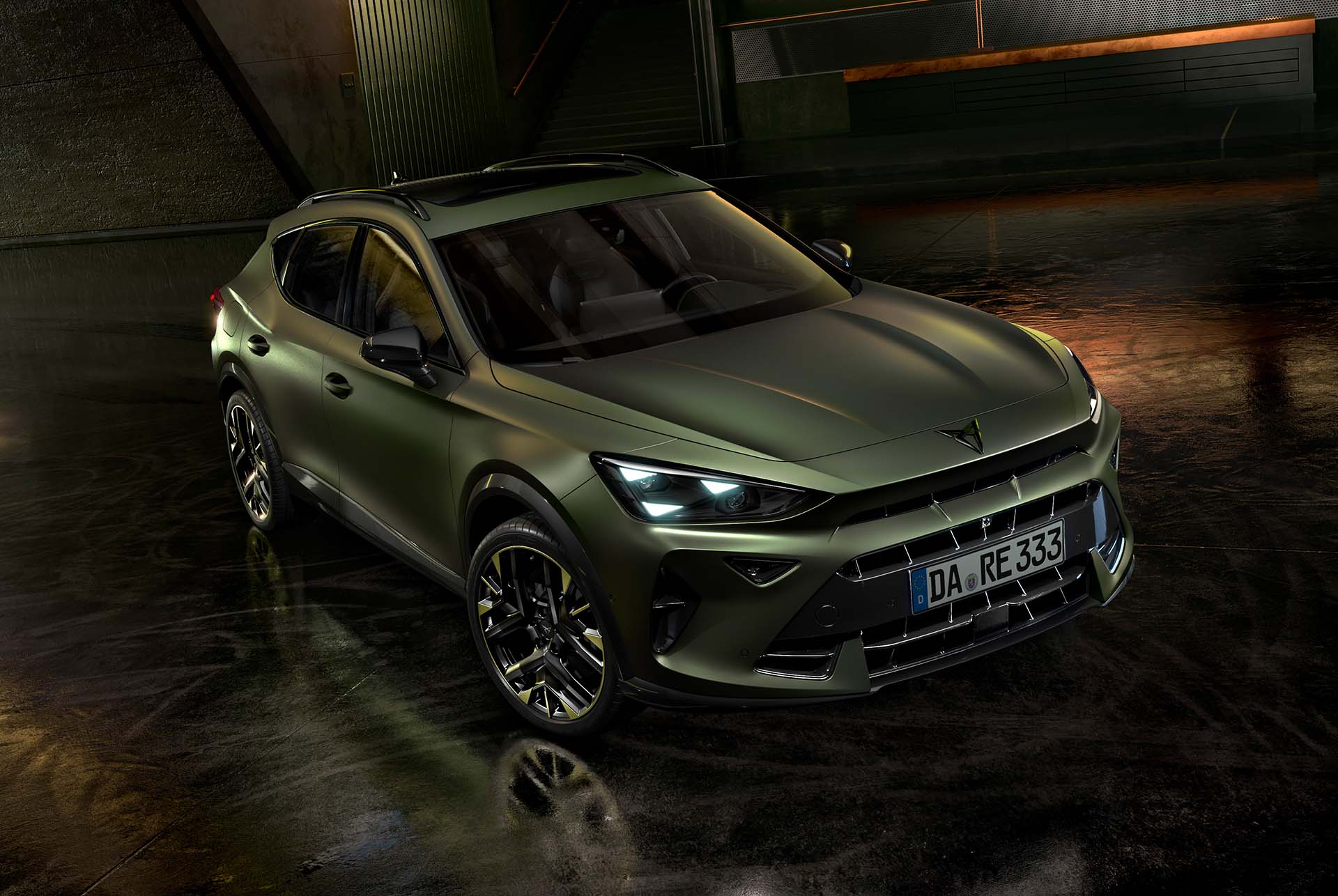 Seitenansicht des CUPRA Formentor Tribe Edition. Das Fahrzeug steht in einer modernen Garage. 