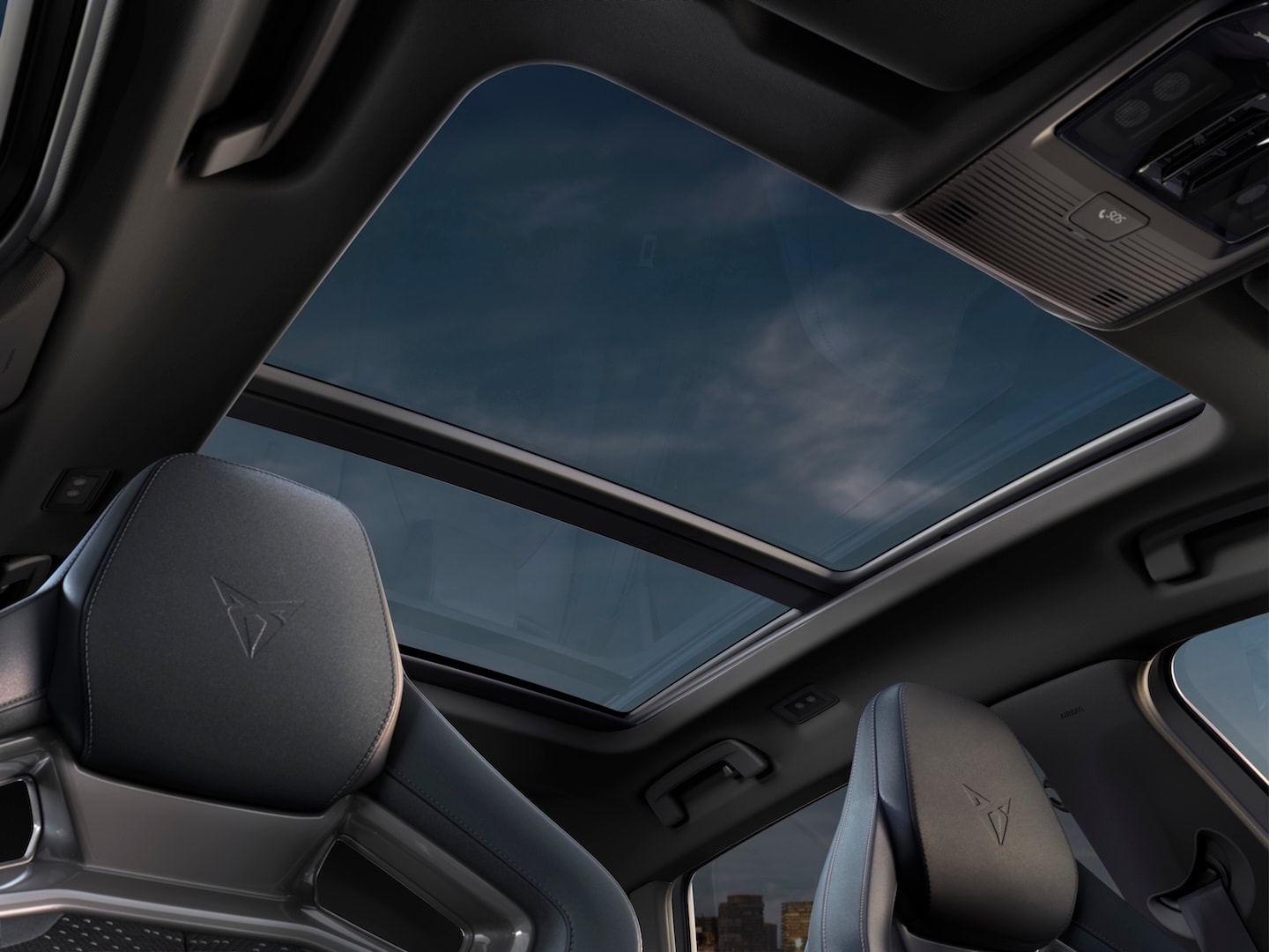 Innenansicht des CUPRA Formentor mit dem Panoramaschiebedach.