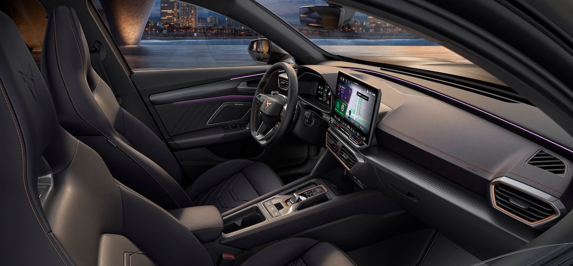 Innenansicht eines CUPRA Formentor mit dem Infotainment-System auf dem Bildschirm.