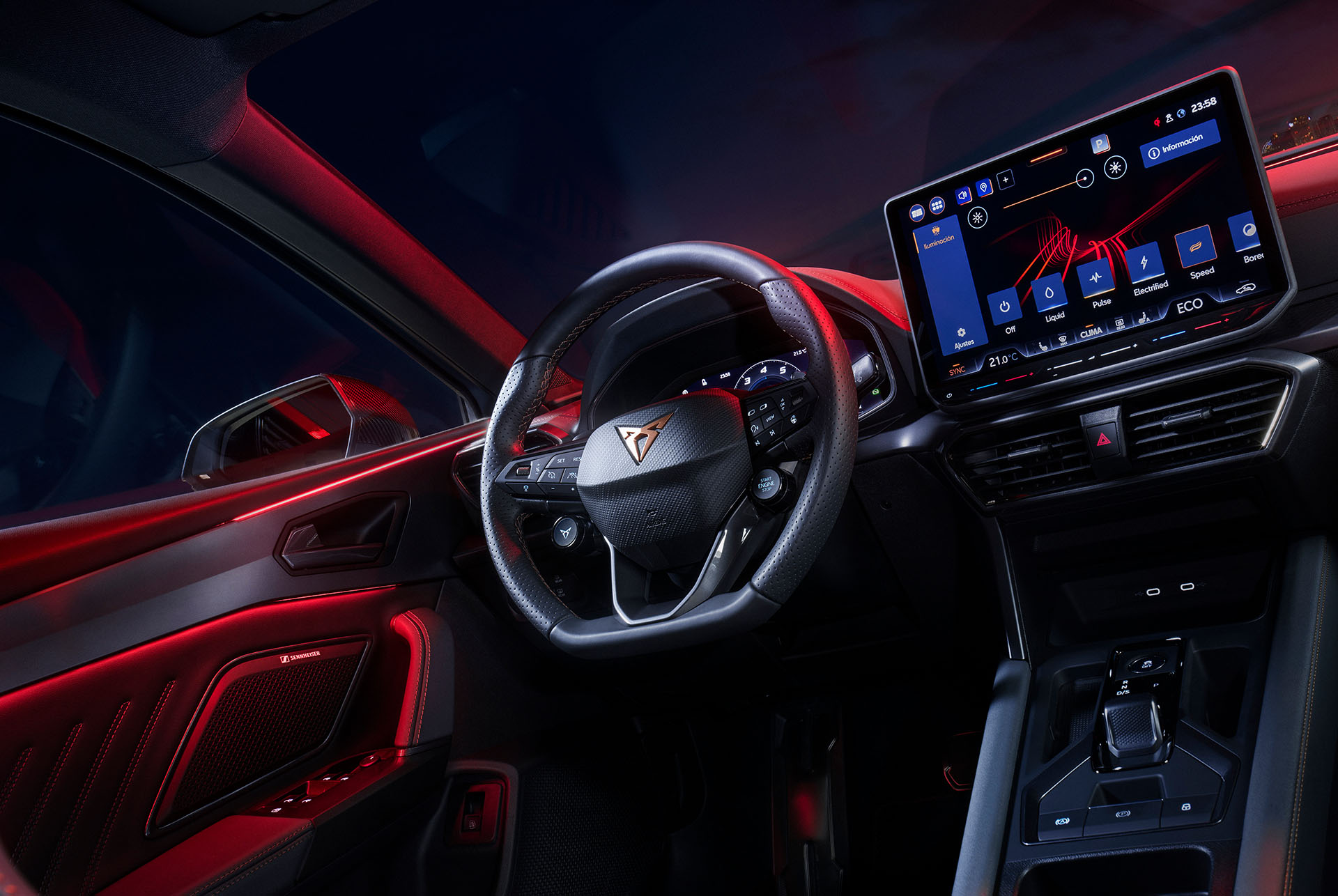 Das Bild zeigt das hochwertige Interieur eines CUPRA Leon mit einem sportlichen Lenkrad und einem modernen Infotainmentsystem. 