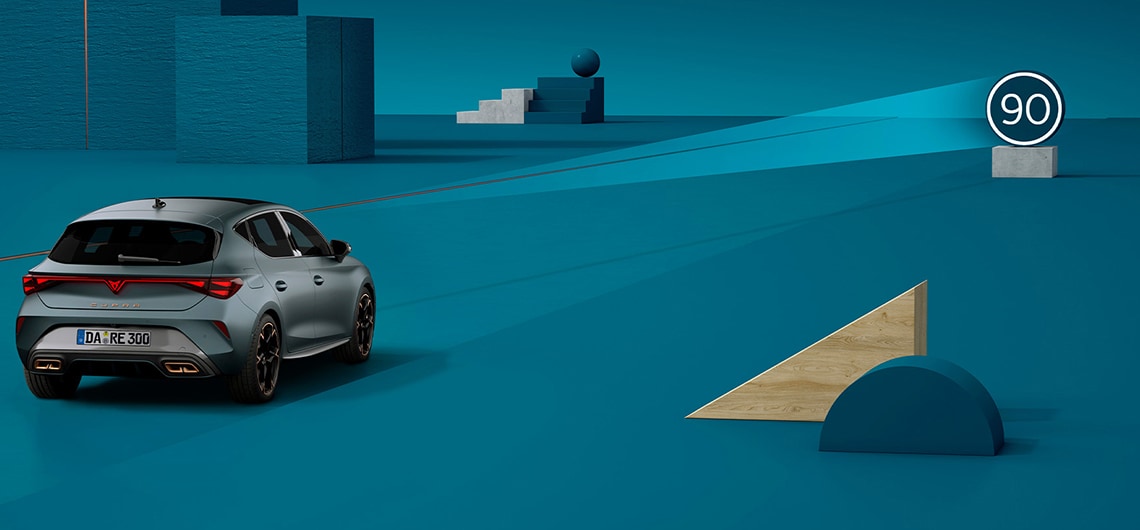 CUPRA Leon mit Verkehrszeichenerkennung: präzise Erkennung und Anzeige von Straßenschildern im Cockpit.