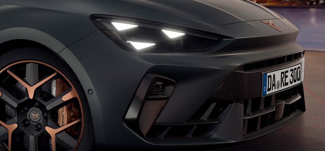CUPRA Leon mit innovativer Technologie, Matrix-LED-Scheinwerfern, geschmiedeten Felgen mit Kupferakzenten und Brembo-Bremsen.