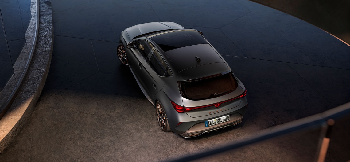 Frontansicht des CUPRA Leon mit CUPRA Lichtsignatur und LED-Matrix-Scheinwerfern.