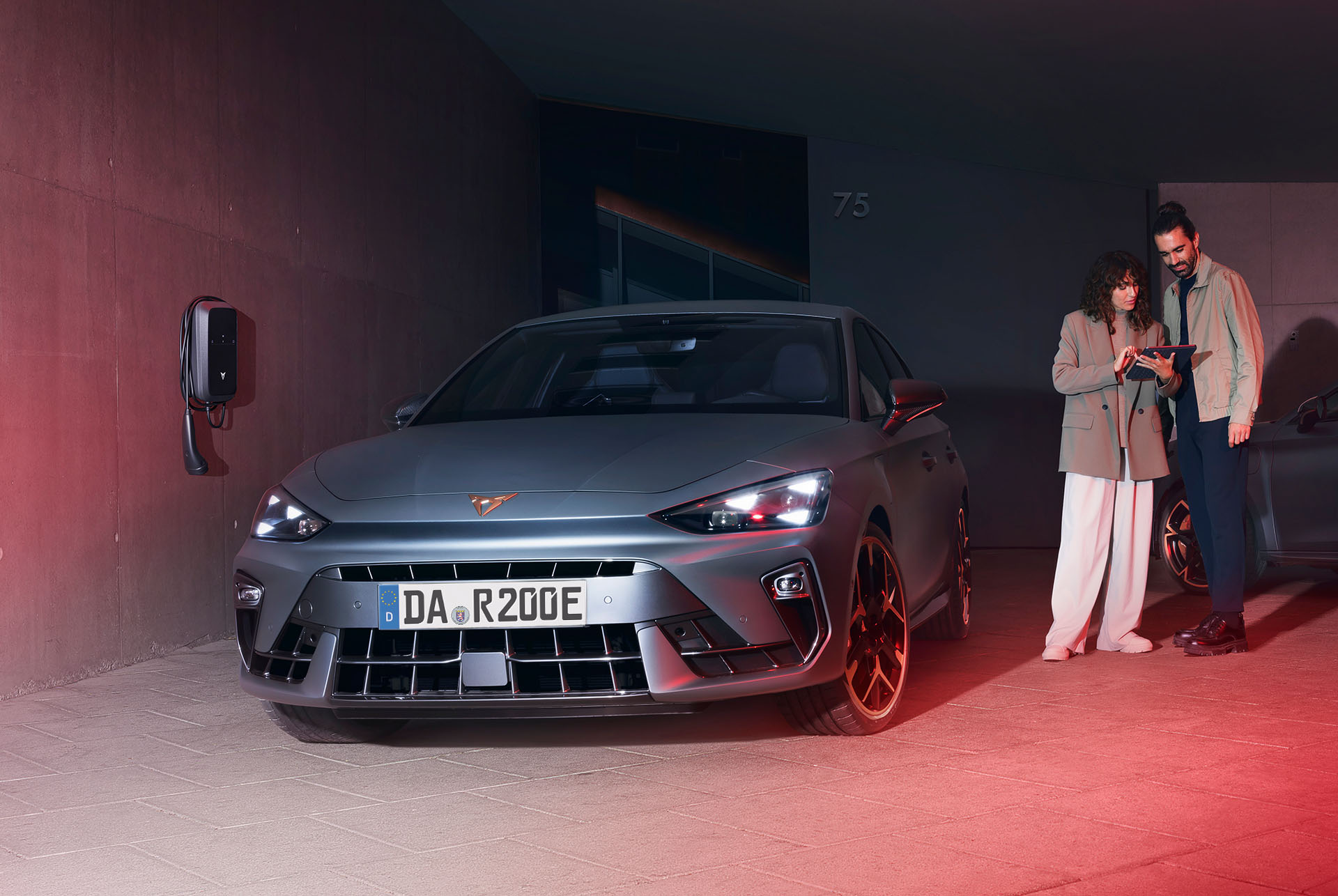 CUPRA Leon VZ e-Hybrid von oben in matt-grau mit goldenen Felgen. Die Heckpartie mit markanten LED-Rückleuchten und sportlicher Dachlinie betont das dynamische Design des Fahrzeugs.