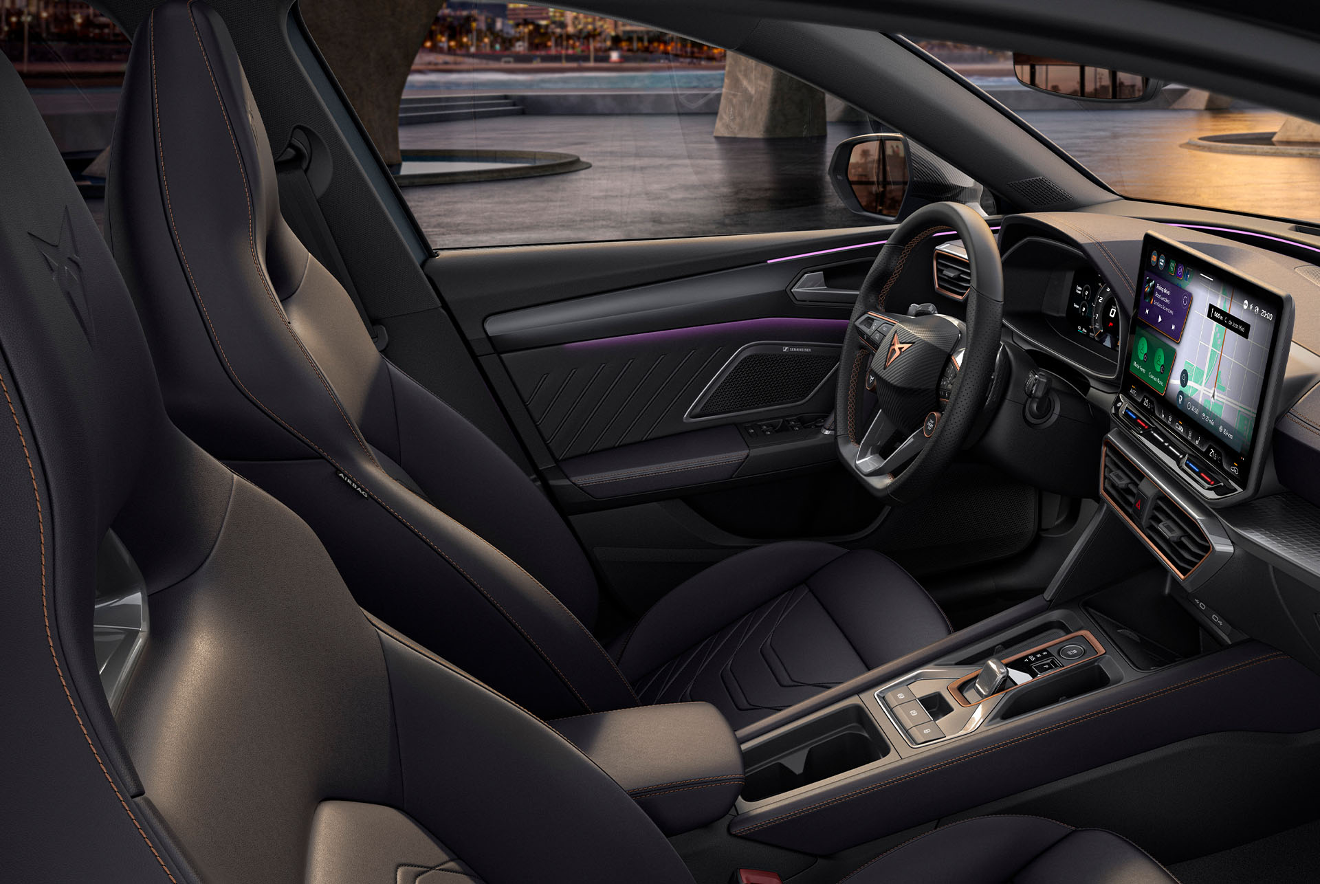 Innenansicht des CUPRA Leon Sportstourer mit Ambient Licht, Sportsitzen und Infotainment System.