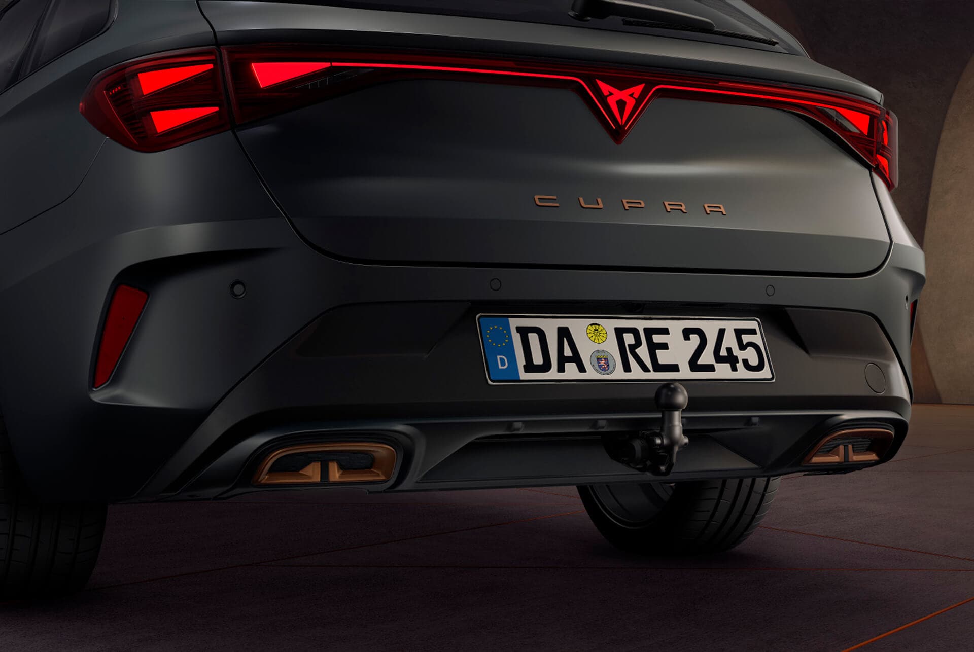 Heckansicht des CUPRA Leon Sportstourer in Grau Matt mit Infinite Light und rotem Lichtband am Heck.