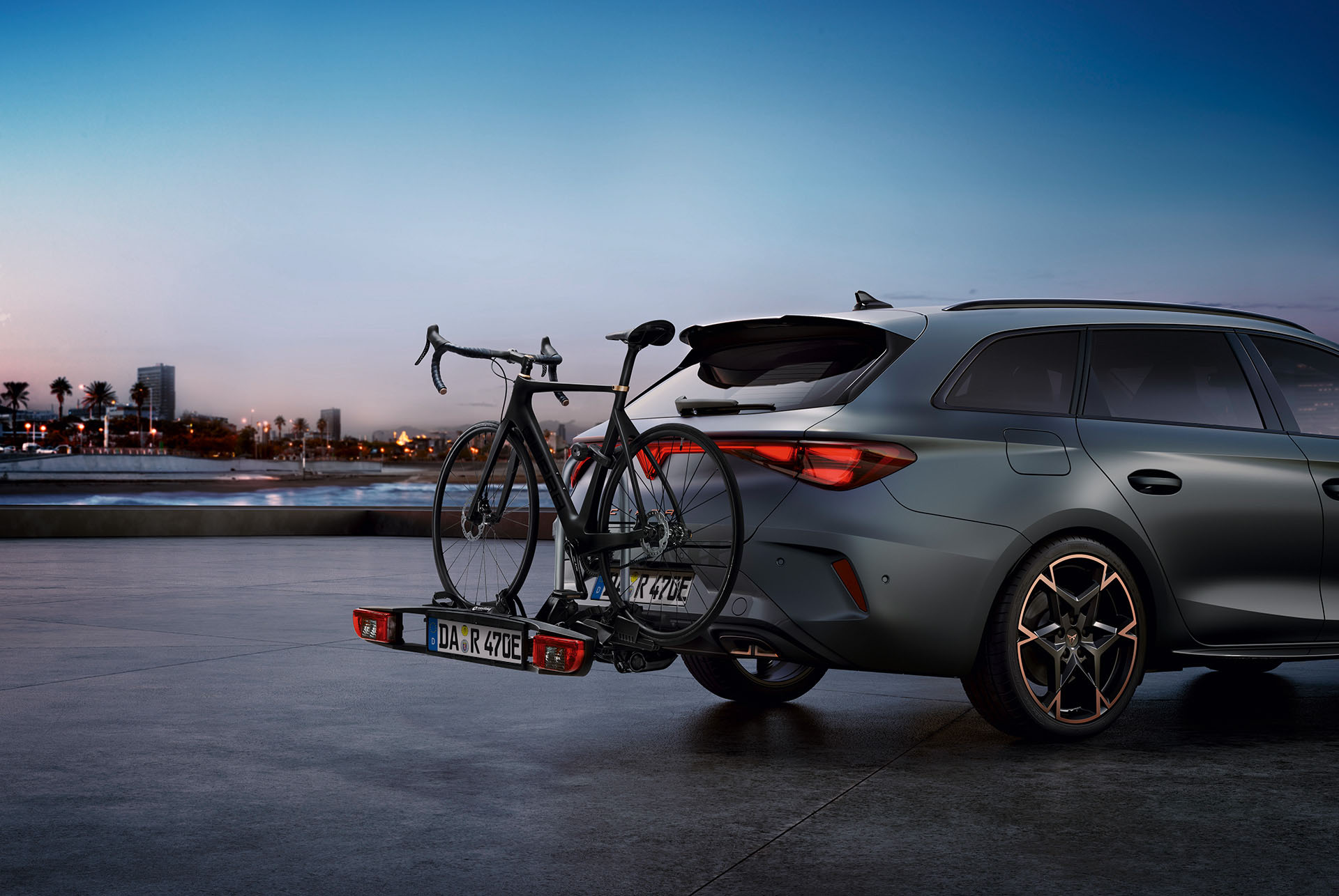  CUPRA Leon Sportstourer mit Thule-Fahrradträger für die hintere Anhängerkupplung.