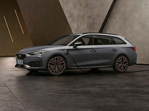 Neuer CUPRA Leon Sportstourer e-HYBRID Graphene Grau beim Aufladen 