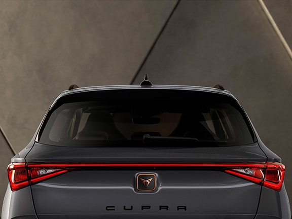 Die durchgängige Rücklichtleiste des neuen CUPRA Leon Sportstourer e-HYBRID in Graphene Grau