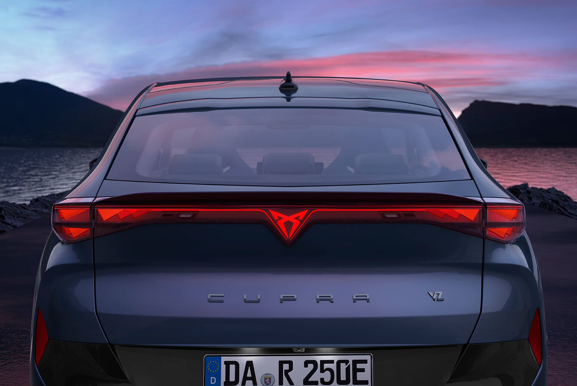 Heckleuchte des 2024 CUPRA Tavascan mit Coast-to-Coast-Beleuchtung.