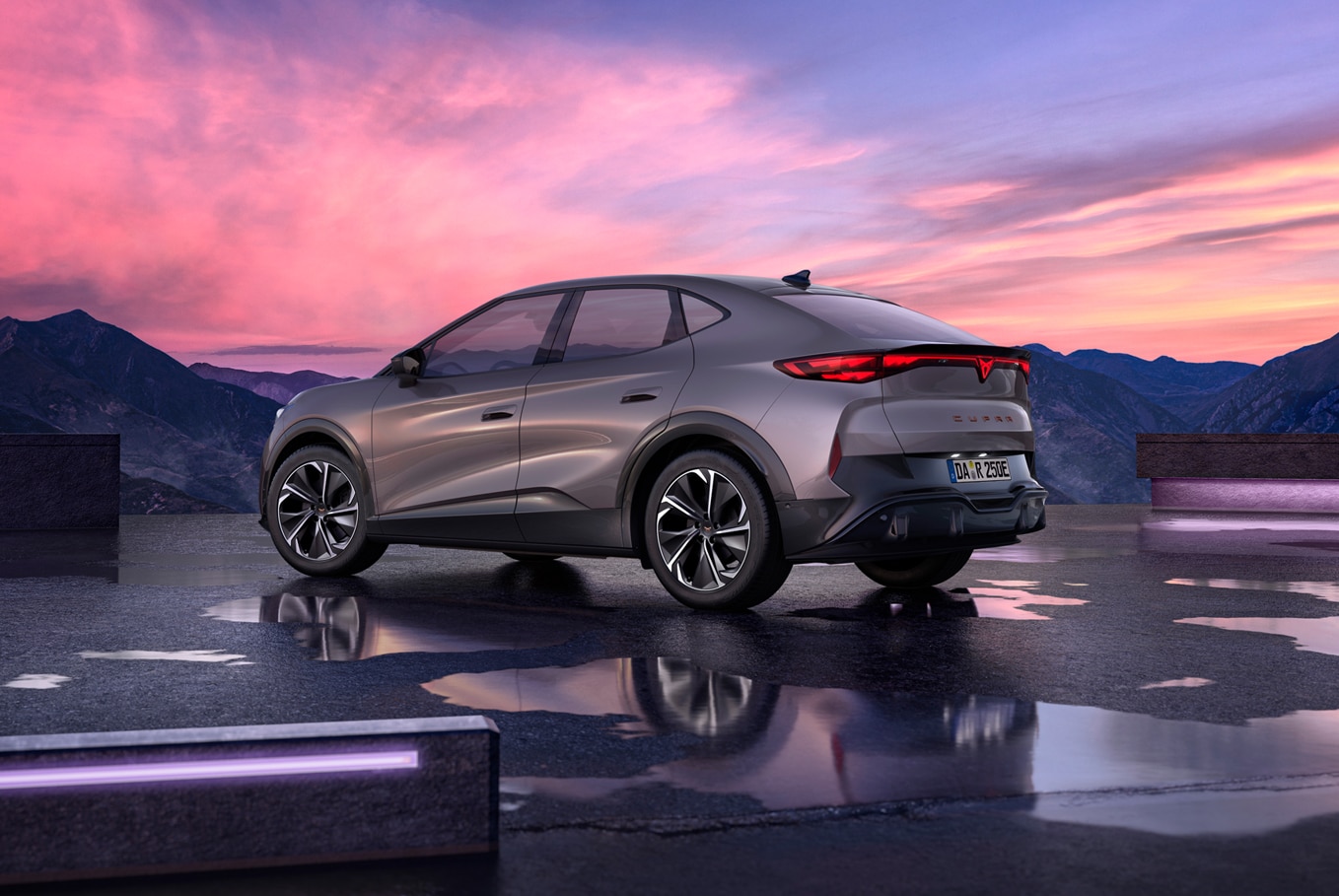CUPRA Tavascan im Dämmerlicht vor Berglandschaft