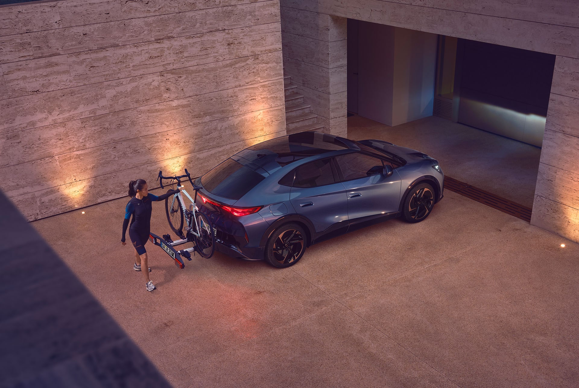 Rückansicht des CUPRA Tavascan, Fahrradträger für das Auto, Zubehör